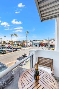 - une bouteille de vin assise sur une table sur un balcon dans l'établissement SW Beach Hotel, à Hermosa Beach