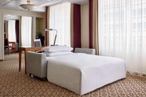 Postel nebo postele na pokoji v ubytování Leipzig Marriott Hotel
