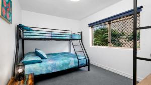 Un dormitorio con una litera y una ventana. en Roweshaven Amazing Views, Close To Beach Accom Holidays, en Terrigal 5 fotos más