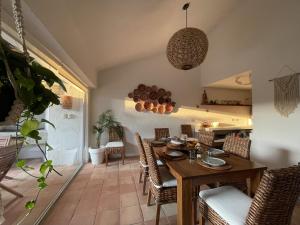 a dining room with a table and chairs at Casa Tabachin in Alpuyeca