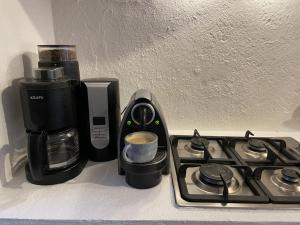 a stove top with a coffee maker and a blender at Casa Tabachin in Alpuyeca