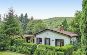 una pequeña casa en medio de un bosque en Beautiful Home In Winterstein With 3 Bedrooms, en Winterstein