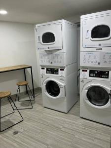 um quarto com duas máquinas de lavar roupa e uma mesa em Urban 102 em Manizales