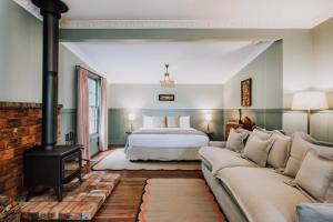 Tempat tidur dalam kamar di Black Springs - A Romantic Bushland Escape