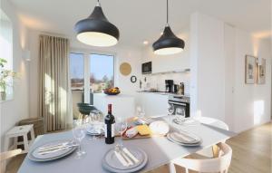 eine Küche und ein Esszimmer mit Tisch und Stühlen in der Unterkunft Cozy Apartment In Lembruchdümmer See in Lembruch
