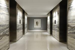 um corredor de um museu com pinturas nas paredes em Element Kuala Lumpur em Kuala Lumpur