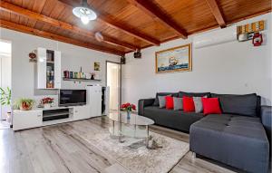 uma sala de estar com um sofá e uma mesa em Amazing Home In Tankaraca With 2 Bedrooms And Wifi em Vela Luka