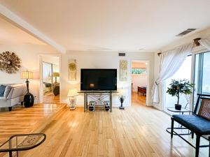 een woonkamer met een grote flatscreen-tv bij Charming 3BR House - Hal-UC in Los Angeles