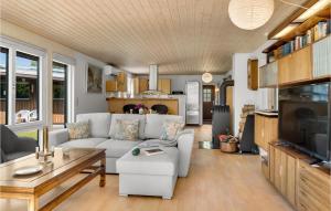 ein Wohnzimmer mit einem Sofa und einem Tisch in der Unterkunft Gorgeous Home In Gilleleje With Kitchen in Gilleleje