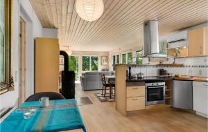 eine Küche und ein Wohnzimmer mit einem Tisch in der Unterkunft Gorgeous Home In Gilleleje With Kitchen in Gilleleje