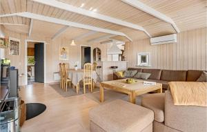 HejlsにあるStunning Home In Hejls With 3 Bedrooms, Sauna And Wifiのリビングルーム(ソファ、テーブル付)