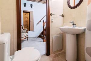 une salle de bain avec toilettes et lavabo dans l'établissement Kristinas View Studios, à Rhodes