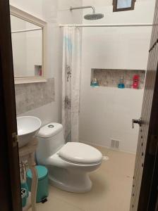 ein Bad mit einem WC, einem Waschbecken und einer Dusche in der Unterkunft Habitaciones con Baño privado - Finca Valentina in Anolaima