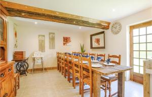 een eetkamer met een houten tafel en stoelen bij 6 Bedroom Gorgeous Home In St Pierre En Auge in Vieux-Pont