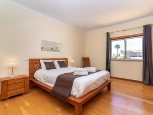 Łóżko lub łóżka w pokoju w obiekcie Soothing Holiday Home in Castelnuovo dei Sabbioni with Pool