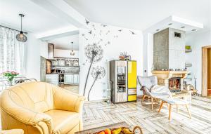 5 Bedroom Stunning Home In Grzybowo في جيبوفو: غرفة معيشة بها أريكة وكراسي وثلاجة