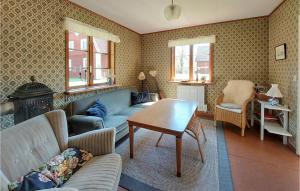 - un salon avec un canapé et une table dans l'établissement Amazing Home In Osby With House A Panoramic View, à Osby
