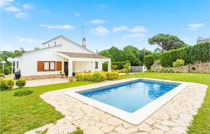 une maison avec une piscine dans une cour dans l'établissement Gorgeous Home In Maanet De La Selva With Kitchen, à Maçanet de la Selva