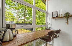una oficina con ventana grande y escritorio de madera en Lovely Home In Spttrup With House Sea View, en Lihme