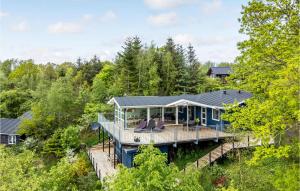 una casa en el bosque con terraza en Lovely Home In Spttrup With House Sea View, en Lihme