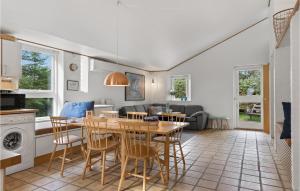 Ålbækにある3 Bedroom Amazing Home In lbkのキッチン、リビングルーム(テーブル、椅子付)