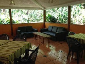 Posezení v ubytování Reserva Natural Atitlan