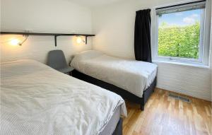 Postel nebo postele na pokoji v ubytování 3 Bedroom Gorgeous Home In Lauwersoog