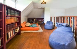 ein Wohnzimmer mit 2 Betten und Bücherregalen in der Unterkunft Lake Front Home In Colombieres With Wifi in Colombières