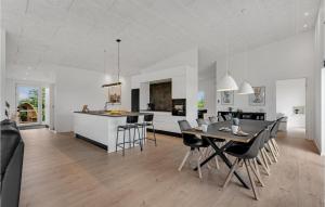 cocina y comedor con mesa y sillas en Nice Home In Spttrup With Wifi, en Spottrup