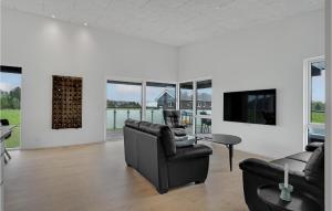 sala de estar con sofás, TV y ventanas en Nice Home In Spttrup With Wifi, en Spottrup