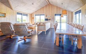 - une salle à manger avec une table et des chaises en bois dans l'établissement 4 Bedroom Awesome Home In Vestervig, à Vestervig