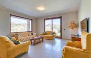 - un salon avec des chaises jaunes et une table dans l'établissement Villa Del Borgo, à Marano Marchesato