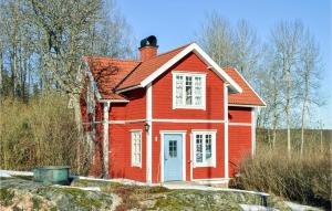 ein kleines rotes Haus mitten auf einem Feld in der Unterkunft Nice Home In Bergshamra With Wifi in Bergshamra