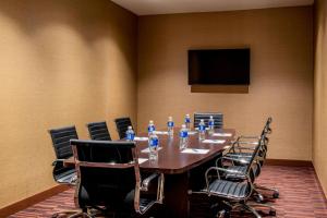 una sala de conferencias con una mesa larga y sillas en Four Points by Sheraton Grande Prairie, en Grande Prairie