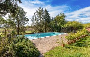 una imagen de una piscina en un jardín en Roseto Immacolata en Roccastrada