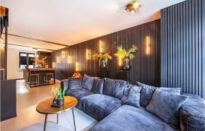 ルールモントにあるNice Home In Roermond With Wifi And 2 Bedroomsのリビングルーム(青いソファ、テーブル付)