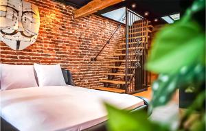 una camera con letto e muro di mattoni di Nice Home In Roermond With Wifi And 2 Bedrooms a Roermond