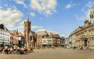 Un groupe de personnes assises à des tables sur une place de ville dans l'établissement Nice Home In Roermond With Wifi And 2 Bedrooms, à Ruremonde