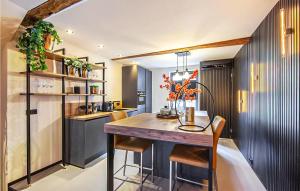 cocina con mesa y sillas en una habitación en Nice Home In Roermond With Wifi And 2 Bedrooms en Roermond