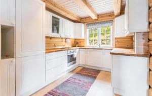 Η κουζίνα ή μικρή κουζίνα στο Beautiful Home In Dalholen With Sauna