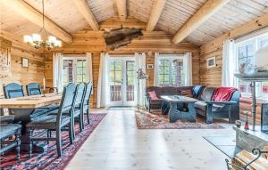 - une salle à manger et un salon avec un plafond en bois dans l'établissement Beautiful Home In Dalholen With House A Mountain View, à Furuhovde