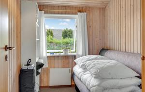Schlafzimmer mit einem Bett und einem Fenster in der Unterkunft 3 Bedroom Stunning Home In Odder in Odder