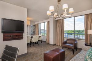 Зона вітальні в Sheraton Suites Chicago Elk Grove