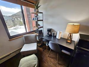 een kamer met een bureau, een stoel en een raam bij Village square 442 Center Village Copper Mountain in Copper Mountain