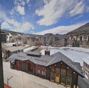 een uitzicht op een gebouw met een hek eromheen bij Village square 442 Center Village Copper Mountain in Copper Mountain