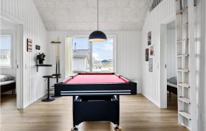 Cette chambre dispose d'un billard et d'une fenêtre. dans l'établissement Nice Home In Harboøre With Sauna, à Harboør