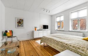 Stubbekøbing的住宿－2 Bedroom Cozy Home In Stubbekbing，一间白色卧室,配有床和电视