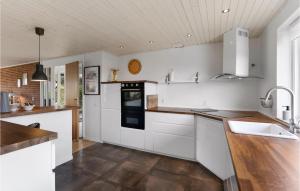 Kuchyň nebo kuchyňský kout v ubytování Cozy Home In Karrebksminde With Wifi