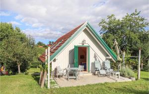 a small white building with a table and chairs at Amazing Home In Strem With Wifi in Strem