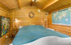 een slaapkamer met een bed in een houten kamer bij Amazing Home In Hornslet With Kitchen in Hornslet